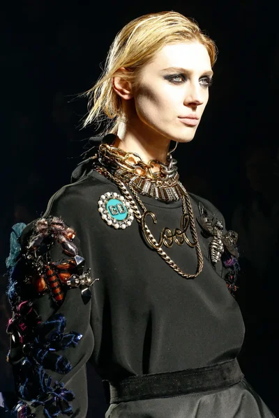 Look 80